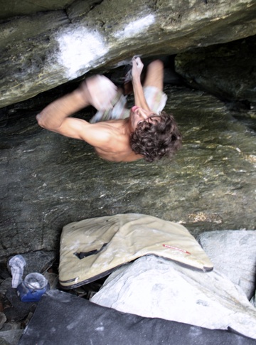 Tom Newberry on Kids Bas 7c/+ at Tintagel, North Cornwall. Photo Barnaby Carver